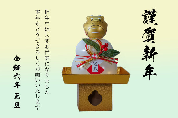 龙玩偶。日本新年贺卡。日本新年龙摆件。图片下载