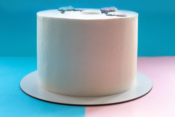 可爱的自制蛋糕:孕妇带着粉色和蓝色的气球。庆祝派对蛋糕。婴儿洗澡。男孩还是女孩?图片下载