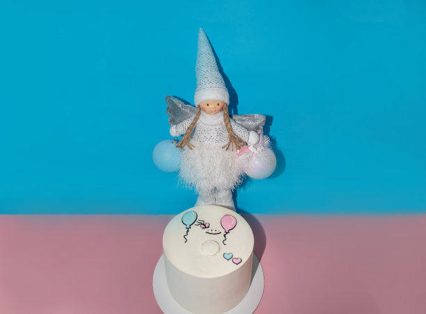 天使娃娃站与婴儿性别揭示可爱的蛋糕印花:孕妇与粉红色和蓝色气球。庆祝派对蛋糕。婴儿洗澡图片下载