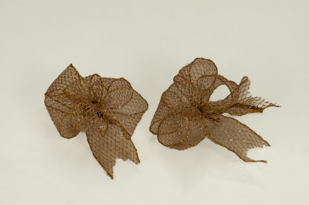 金色丝带孤立于白色，装饰圣诞图片下载