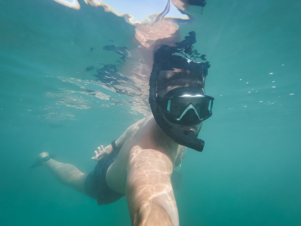 水下照片，一个男人在海上浮潜的自拍照。图片下载