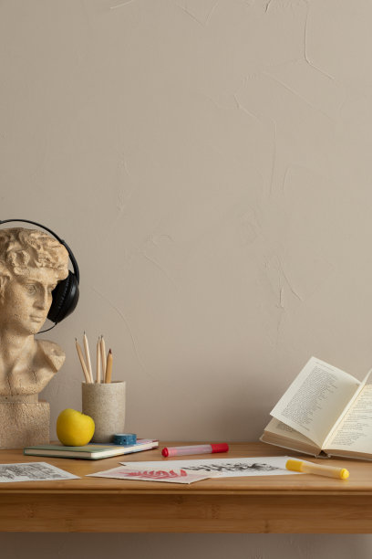 创意构图美学客厅内部与木桌，时尚的雕塑，书籍，杯与铅笔，图片，米色的墙壁和个人配件。家居装饰。模板。图片下载