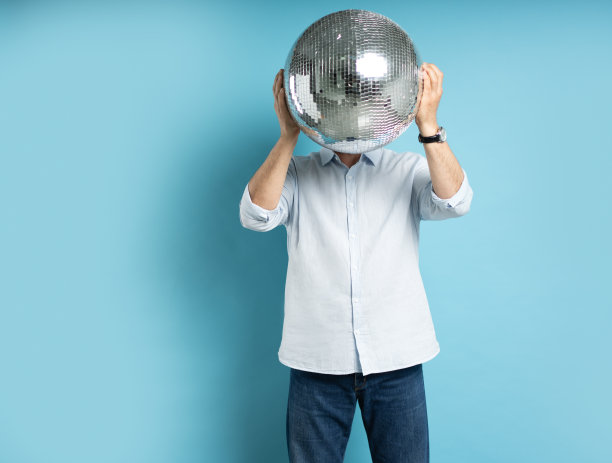 一个成熟的男人和一个镜子球，而不是一个蓝色背景的头图片下载