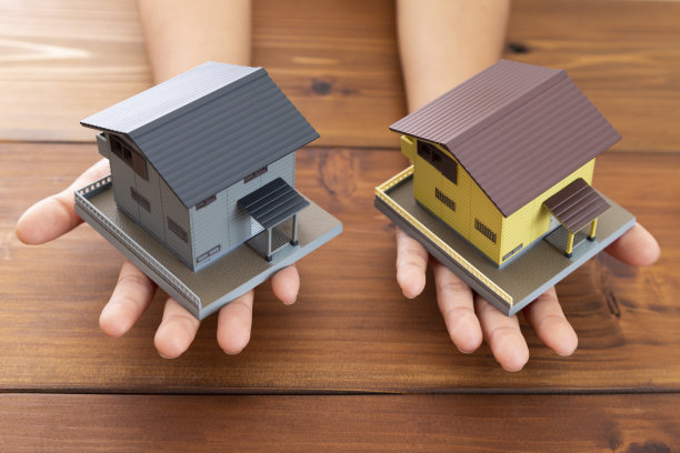 孩子的手握着房屋模型图片下载