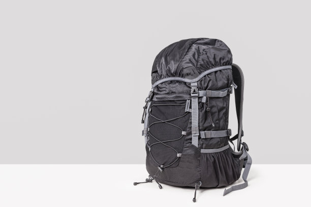 黑色旅行背包孤立在白色背景上，透视视野图片下载