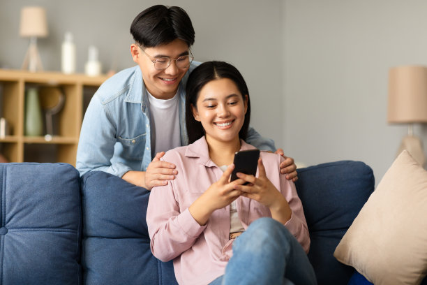 亚洲男女在室内用手机探索社交媒体图片下载