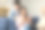 亚洲男女在室内用手机探索社交媒体图片下载