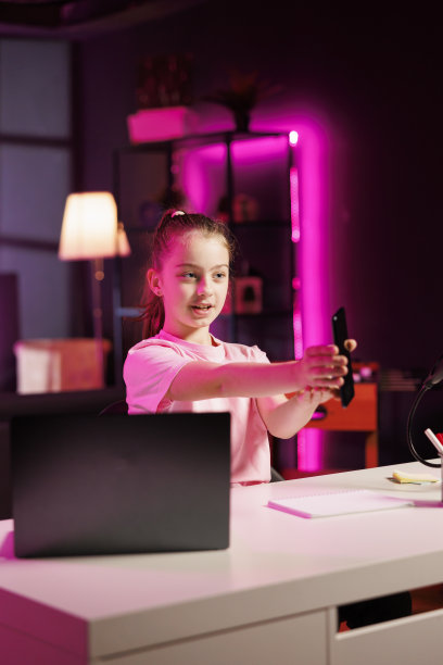 Z世代网红为线上渠道拍摄手机评论，对高质量素材感到满意图片下载