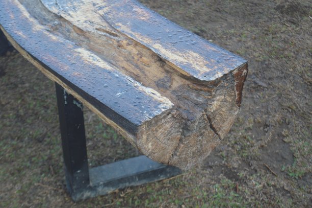 自然色彩的木凳，质朴的家具木凳在公园里晒出清晨的露水。负空间。图片下载