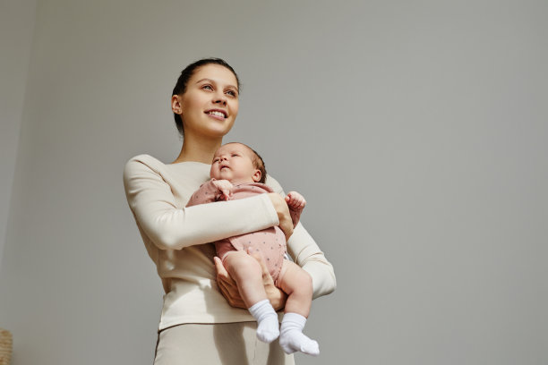 快乐的母亲抱着婴儿图片下载