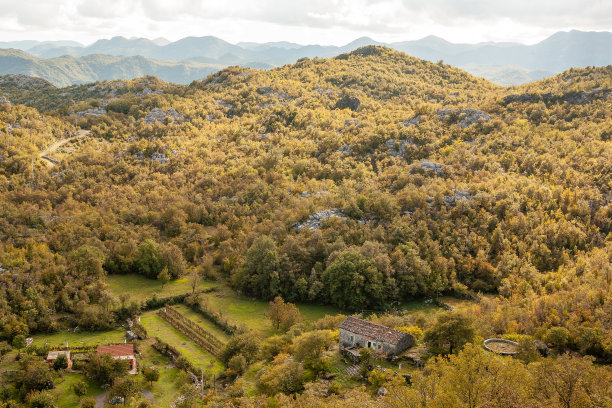 空中全景的绿色山脉和屋顶的两个房子与区域。旅游旅行的背景后，屏幕保护程序，壁纸，明信片，海报，横幅，封面。高质量照片图片下载