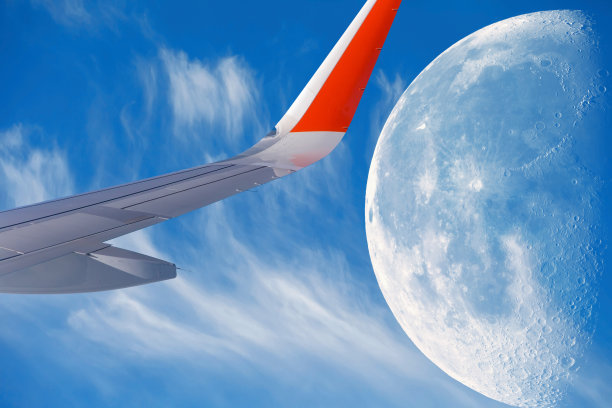 飞机机翼和月亮图片下载