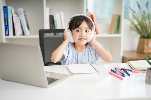 亚洲女婴在家学习的照片图片下载