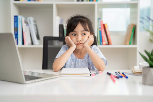 亚洲女婴在家学习的照片图片下载