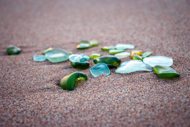地中海海滩和玻璃石头的照片。破碎的瓶子里的玻璃石头被海水擦亮图片下载