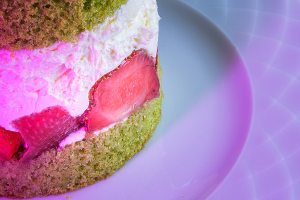 盘子里的开心果蛋糕。详细的特写照片。图片下载