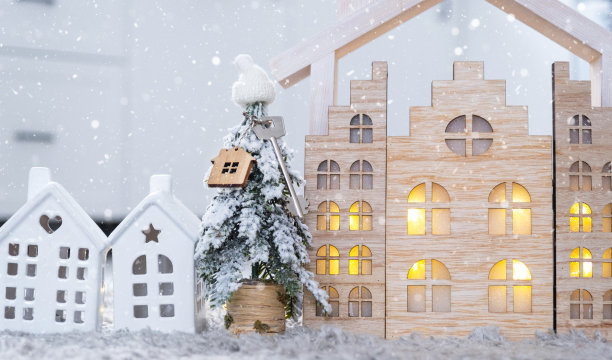 钥匙在圣诞树上，小房子在温馨的家，圣诞装饰在节日白色厨房的桌子上。新年礼物。保险，搬家，抵押贷款，租金和房地产图片下载