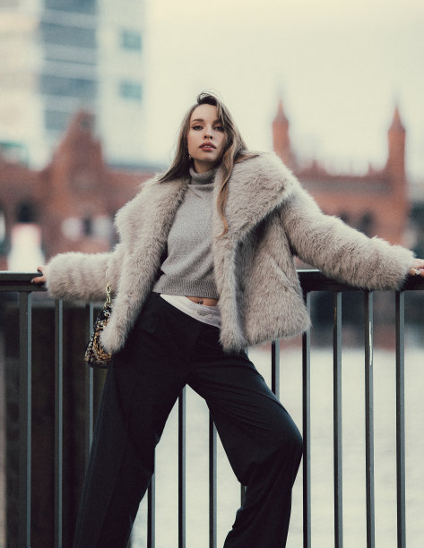 美丽的年轻性感的女人，户外时尚照片拍摄的背景是柏林的奥伯鲍姆桥图片下载