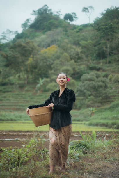 来自印度尼西亚村庄的年轻女子提着篮子或竹编篮子。图片下载
