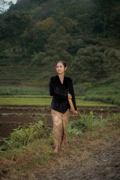 来自印度尼西亚村庄的年轻女子提着篮子或竹编篮子。图片下载