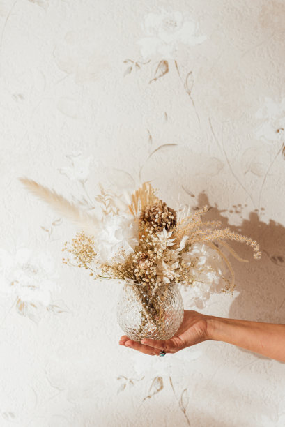 匿名花商展示花瓶里的干枯植物图片下载