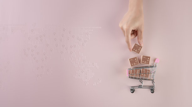 在线订购产品，将包裹送到世界各地的客户，运输系统，购物车中的包裹箱图片下载