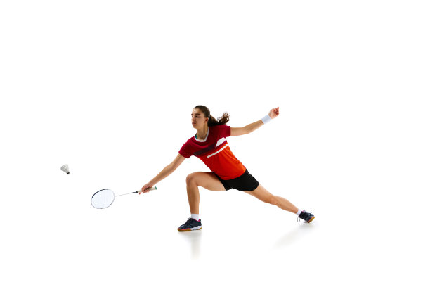 备战冠军的强度。羽毛球运动员在白色背景下展示她的进攻和防守技巧。图片下载