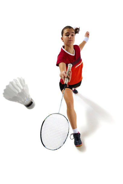 羽毛球运动员在动态姿势的全长肖像，训练严格反对白色的工作室背景。运动的概念。图片下载