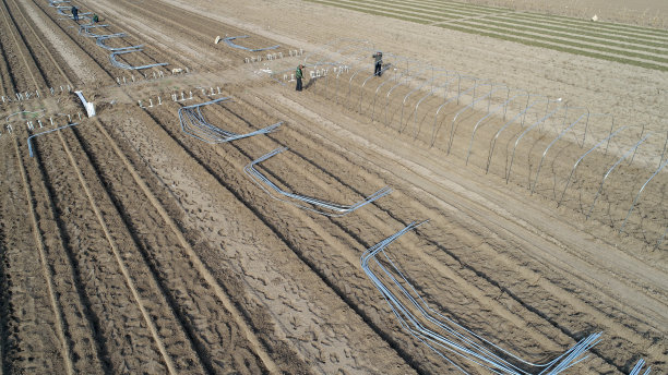 工程技术人员安装温室骨架并拍摄航拍照片图片下载