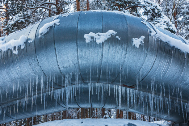 在寒冷的冬天，管道桥上的工业管道图片下载