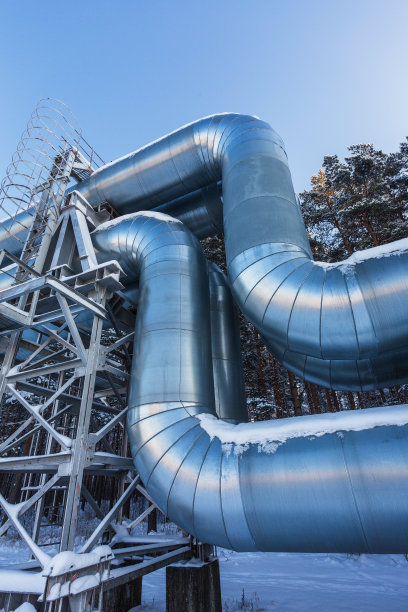 在寒冷的冬天，管道桥上的工业管道图片下载