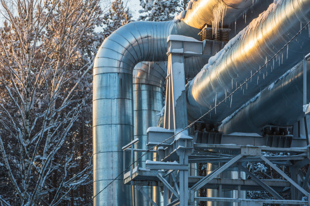 在寒冷的冬天，管道桥上的工业管道图片下载