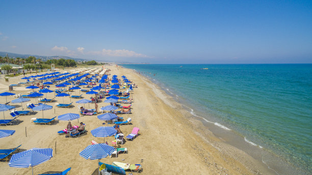 克里特岛哈尼亚的普拉塔尼亚海滩。雷希姆诺希腊群岛。图片下载