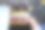 年轻女子正在吃法式甜糕点图片下载
