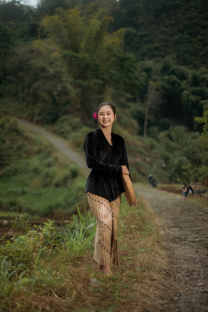 来自印度尼西亚村庄的年轻女子提着篮子或竹编篮子。图片下载