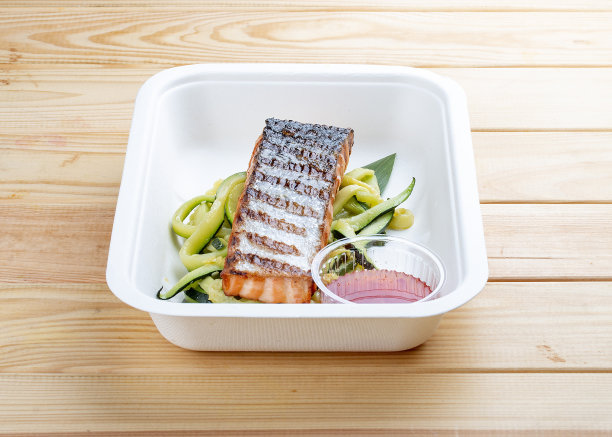 烤粉红鲑鱼，配上西葫芦。健康食品。外卖食物。在木制背景上。图片下载