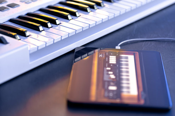 琴键和桌上有触控笔的平板电脑。图片下载