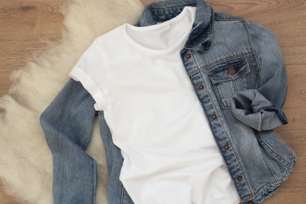 白色棉质t恤和牛仔夹克模型。女式衬衫模型。空白衣服模板模拟。平铺风格的股票照片。图片下载