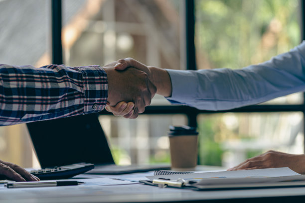 谢谢你让我成为团队的一员。两名商人在商务办公室为成功面试而握手的剪影。谢谢合作伙伴，特写照片图片下载