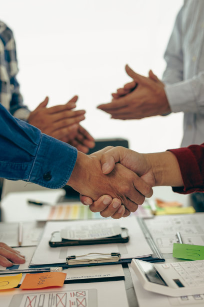 谢谢你让我成为团队的一员。两名商人在商务办公室为成功面试而握手的剪影。谢谢合作伙伴，特写照片图片下载