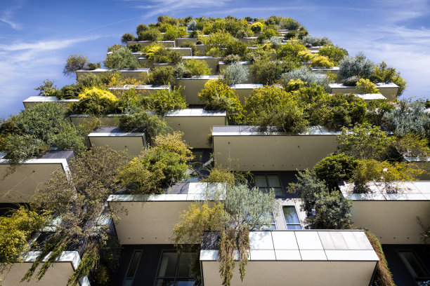 阳台上有树的摩天大楼图片下载