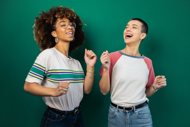 两个朋友在摄影棚玩的照片图片下载