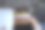 年轻女子正在吃法式甜糕点图片下载
