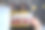 年轻女子正在吃法式甜糕点图片下载