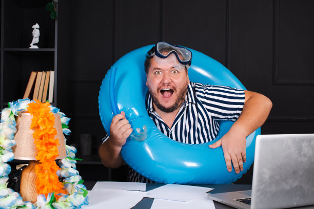 一个有趣的胖子梦想着去度假，并在网上预订了旅行。图片下载