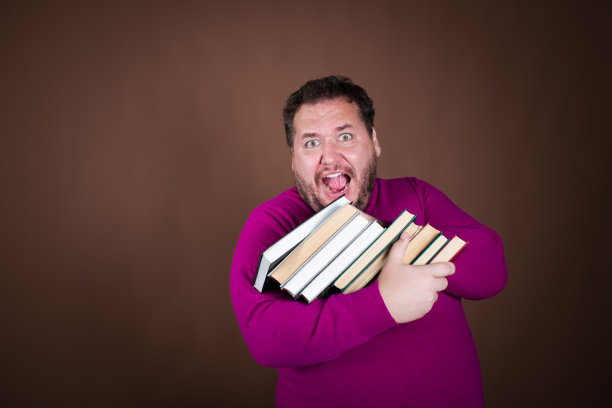 一个有趣的胖子梦想着去度假，并在网上预订了旅行。图片下载