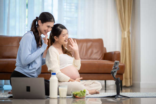 亚洲孕妇在家通过社交媒体吃蔬菜沙拉奶让其他妈妈看着图片下载