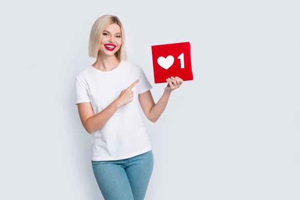 可爱的积极的女人的照片，鲍勃发型，穿着白色t恤，在白色的背景下，手臂上的红色盒子图片下载