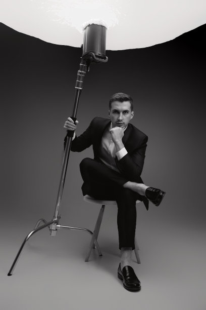 摄影棚里穿着黑色西装的优雅模特。图片下载