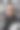 戴着墨镜的男人，手里拿着很多银色的气球图片下载